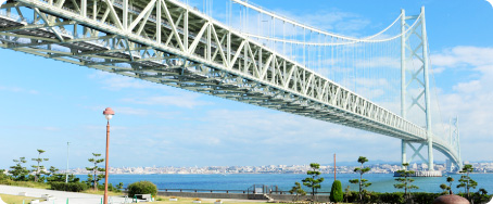 淡路島から明石海峡大橋を望む写真